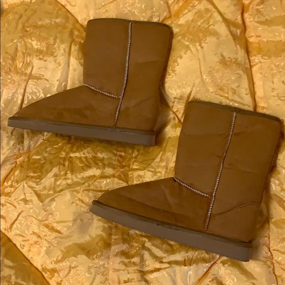 BRAND NEW FURR BOOTS - Picture 1 of 3